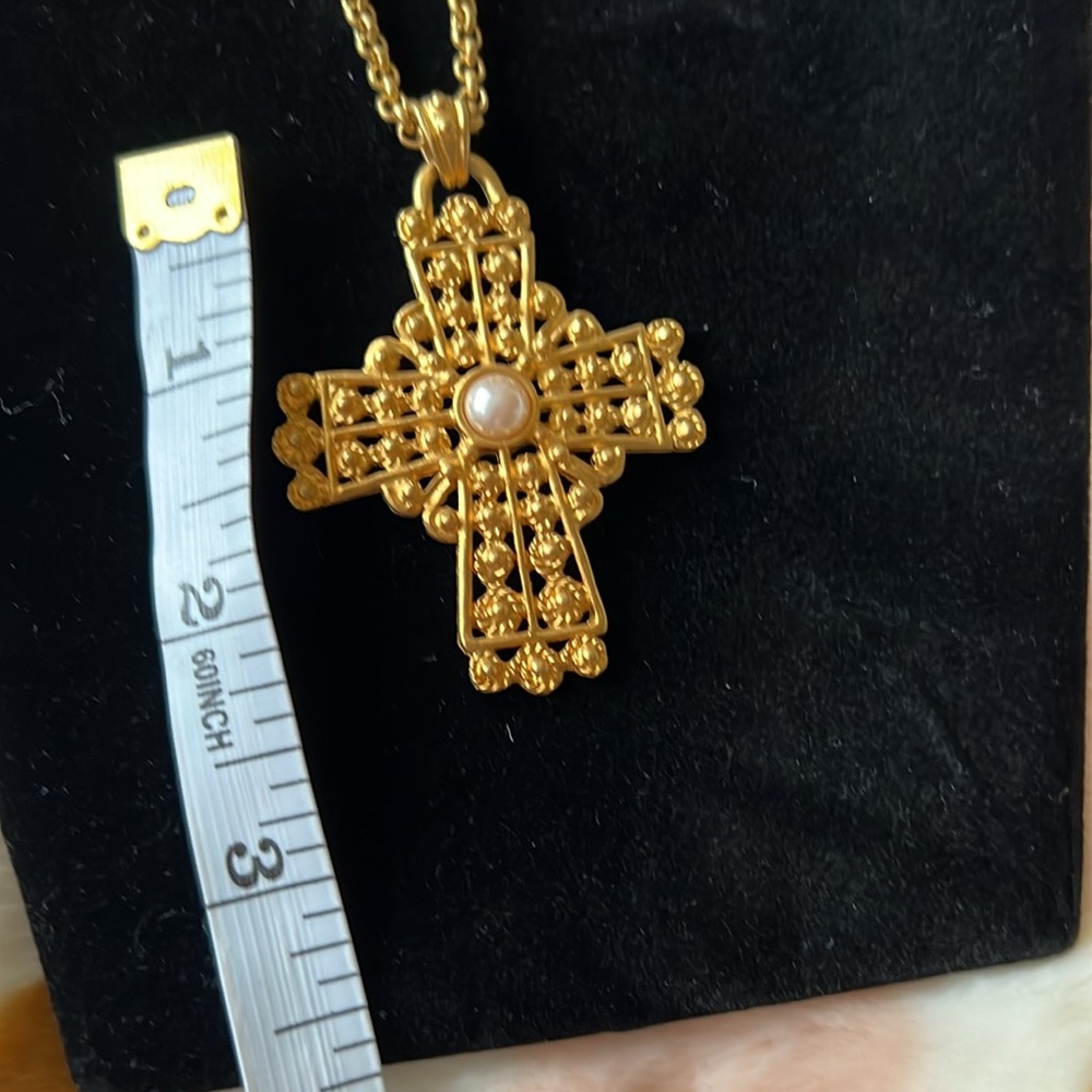Vintage Neiman Marcus 16” gold pearl embellished cross pendant necklace - Picture 4 of 4
